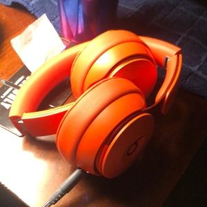 My name is Daytona and I’m selling these beats by Dre,they are in good condition